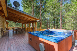Luxury Rental Cabin in Idyllwild with a Jacuzzi Hot Tub 
